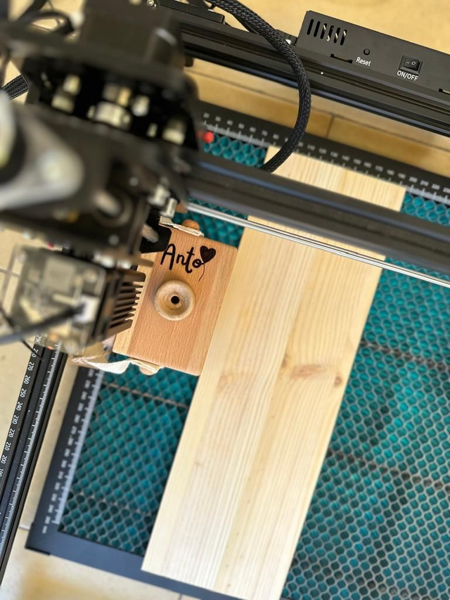 Macchina fotografica in legno