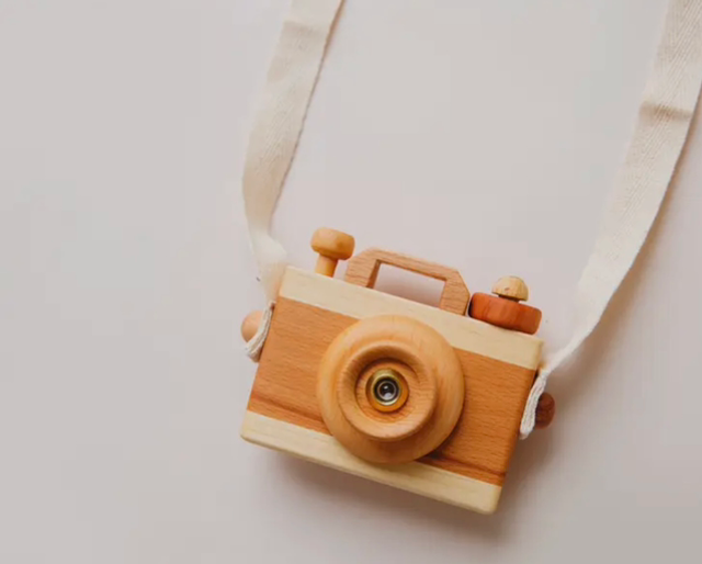 Macchina fotografica in legno